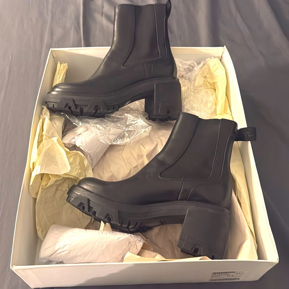 NWT AND BOX! Rag & bone Shiloh mid Chelsea boot in black size 7.5!!